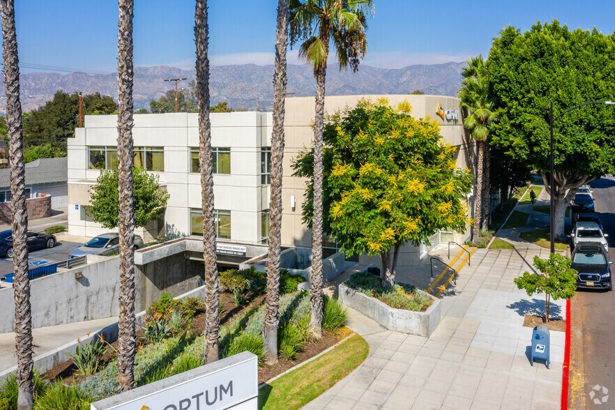 2211 W Magnolia Blvd, Burbank, CA à louer - Photo du bâtiment - Image 3 de 5