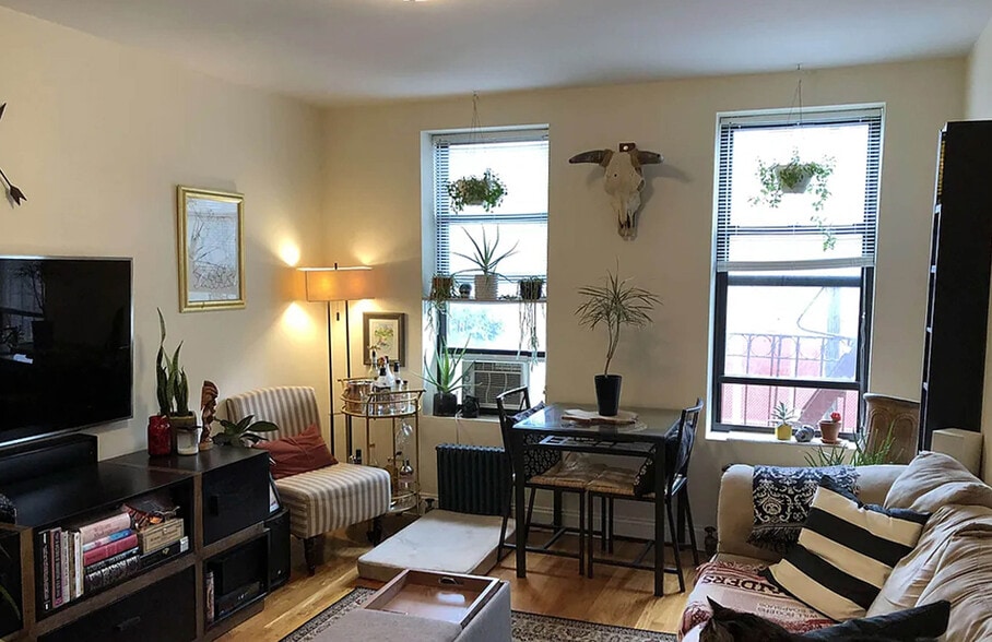 2374 29th St, Astoria, NY à vendre - Photo intérieure - Image 3 de 8
