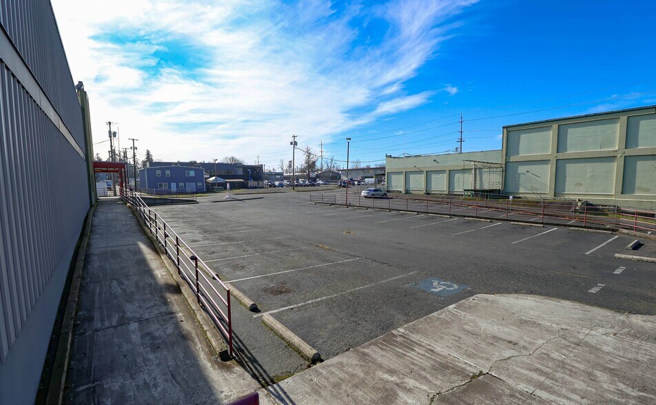 299 D St NE, Salem, OR à louer - Photo du bâtiment - Image 3 de 11