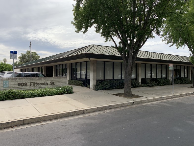 909 15th St, Modesto, CA for lease - Primary Photo - Image 1 of 26