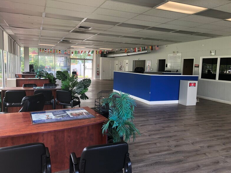 1542 E New York St, Aurora, IL à louer - Photo du bâtiment - Image 3 de 3