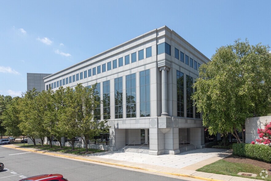 8403 Arlington Blvd, Fairfax, VA à louer - Photo du bâtiment - Image 2 de 13