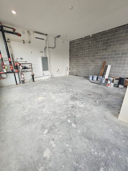 90 Wealthy St SE, Grand Rapids, MI for lease - Building Photo - Image 3 of 9