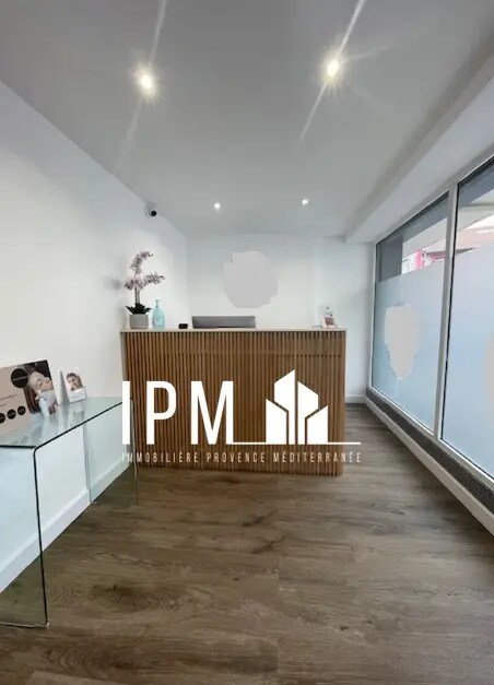 Retail in Marseille for lease Interior Photo- Image 1 of 7