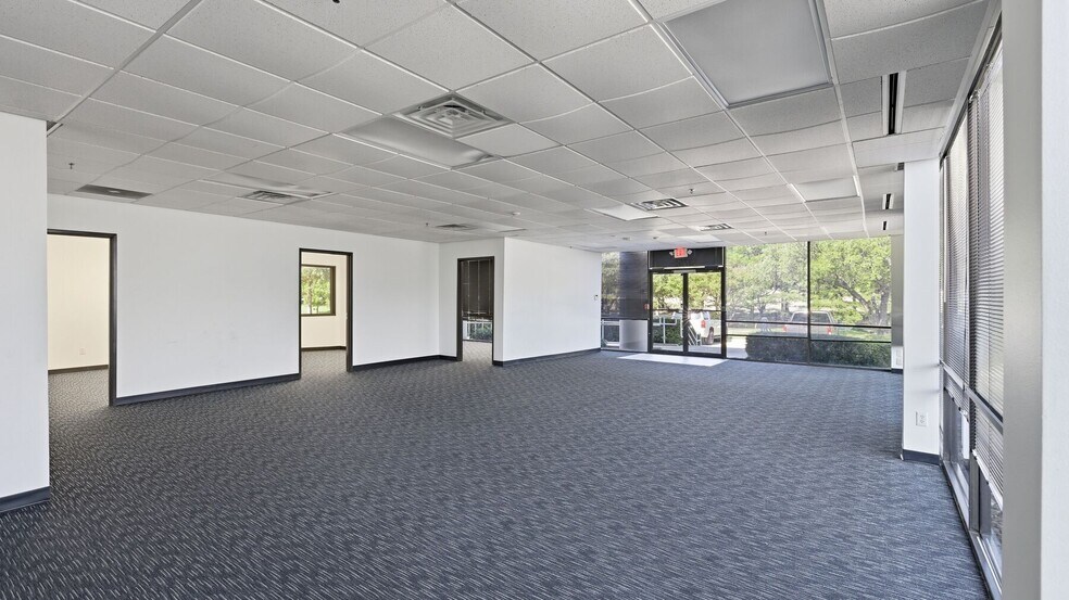 13755-13775 Benchmark Dr, Farmers Branch, TX à louer - Photo du bâtiment - Image 3 de 6