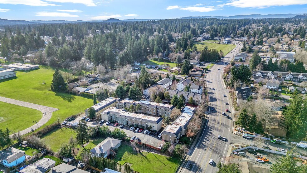17014-17062 NE Halsey St, Portland, OR à vendre - Photo du bâtiment - Image 3 de 39
