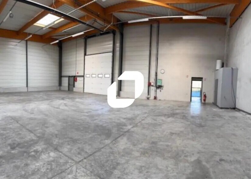 Bureau dans La Verpillière à louer - Photo du bâtiment - Image 3 de 95