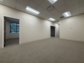 2602 Iron Gate Dr, Wilmington, NC for lease Interior Photo- Image 1 of 13