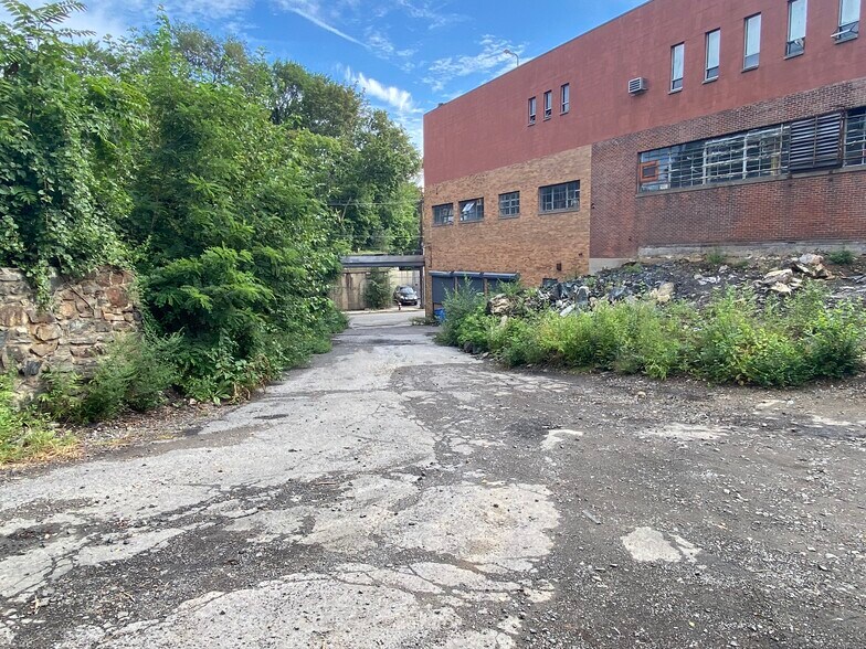 144 E Kingsbridge Rd, Mount Vernon, NY à louer - Photo du bâtiment - Image 3 de 12