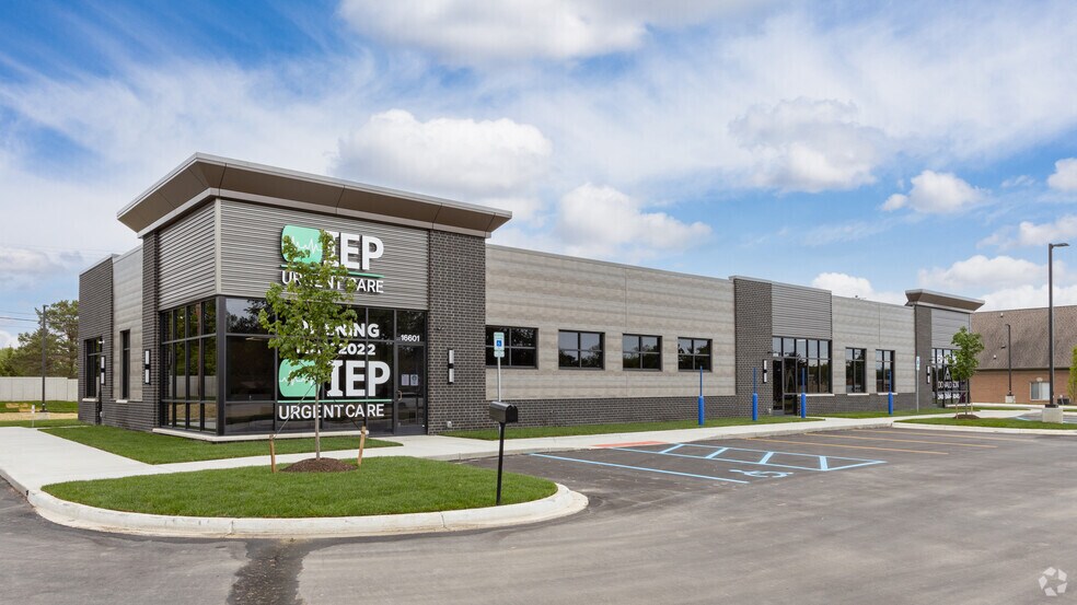 16601-16609 15 Mile Rd, Clinton Township, MI à louer - Photo du bâtiment - Image 1 de 7