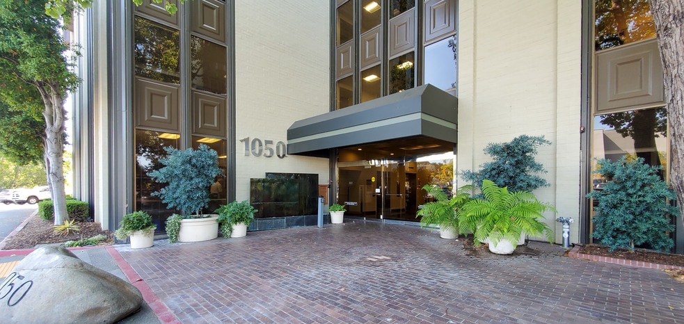 1050 Northgate Dr, San Rafael, CA à louer - Photo du bâtiment - Image 3 de 9