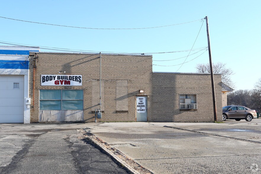597 E Tallmadge Ave, Akron, OH à vendre - Photo du bâtiment - Image 3 de 9