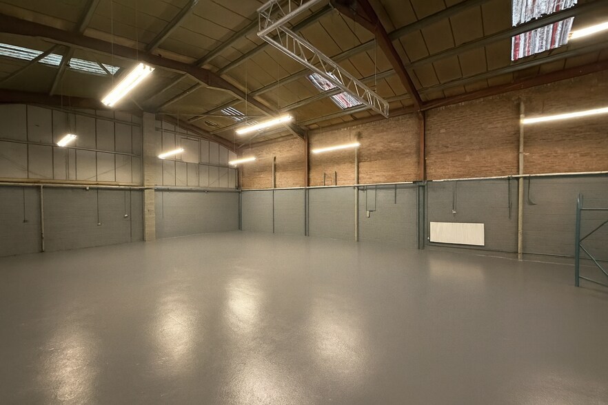 Hayseech Rd, Halesowen à louer - Photo du bâtiment - Image 2 de 8