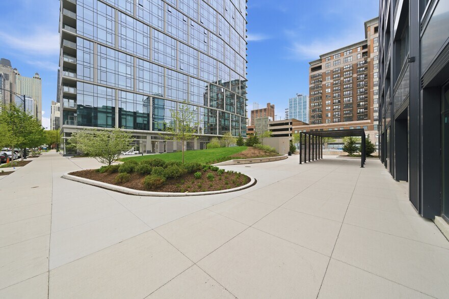 871 N Franklin St, Chicago, IL à louer - Photo du bâtiment - Image 3 de 24
