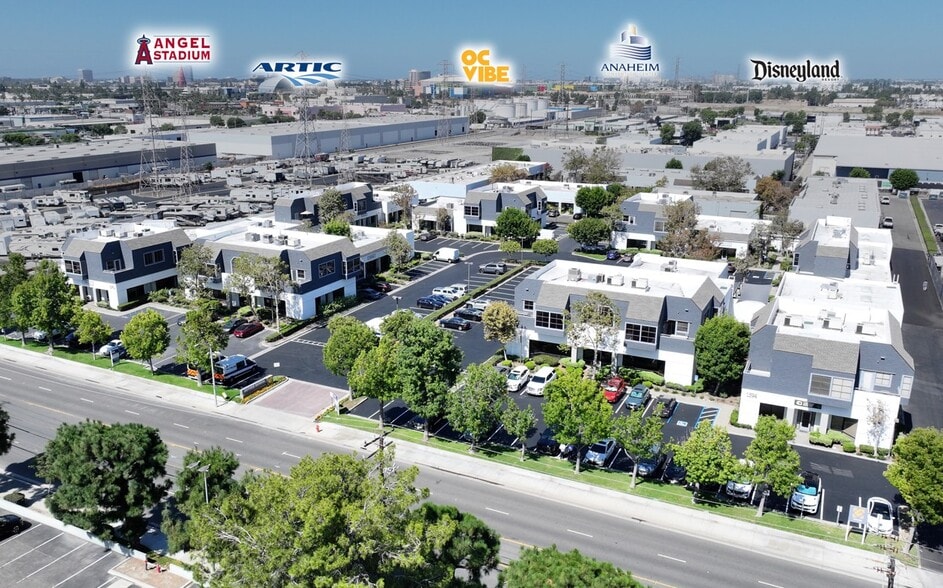 1590 N Batavia St, Orange, CA à vendre - Photo du bâtiment - Image 2 de 4