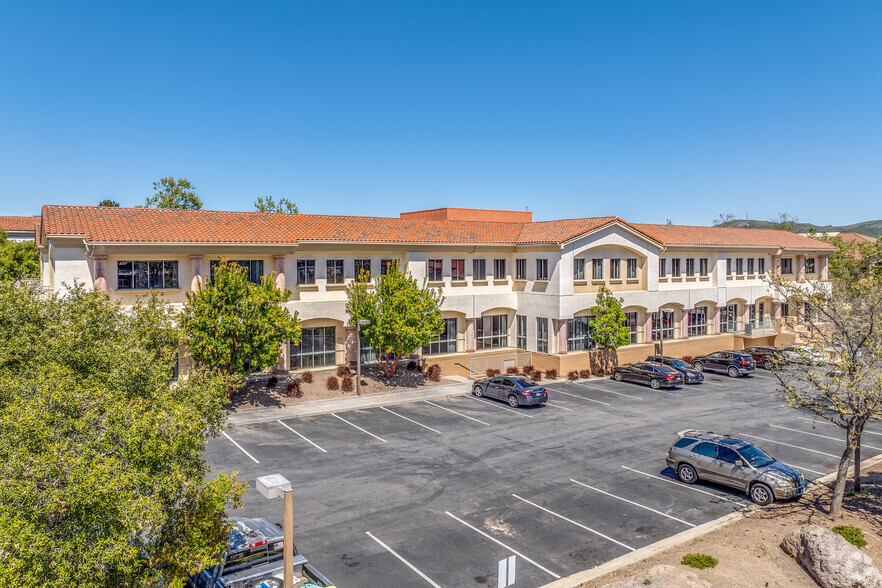 375 Rolling Oaks Dr, Thousand Oaks, CA à louer - Photo du bâtiment - Image 3 de 6