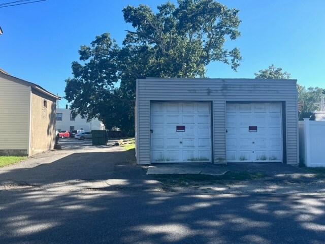 168 Carleton Ave, East Islip, NY à vendre - Photo du bâtiment - Image 3 de 4