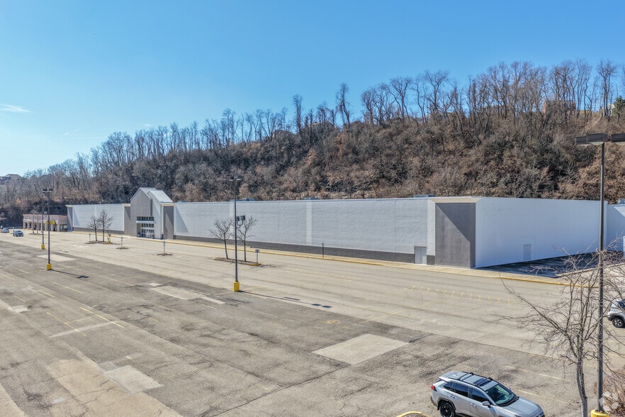 700-720 Clairton Blvd, Pittsburgh, PA for lease - Primary Photo - Image 2 of 3