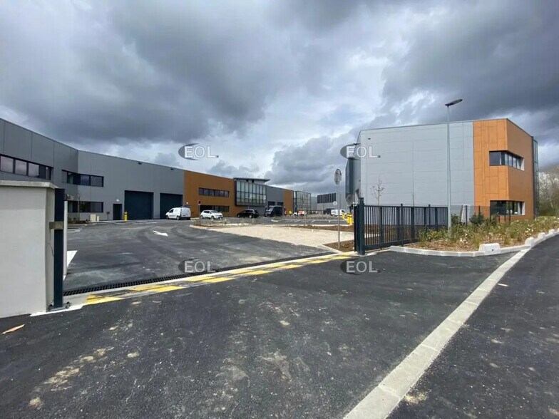 Flex in Grigny for lease - Building Photo - Image 1 of 6