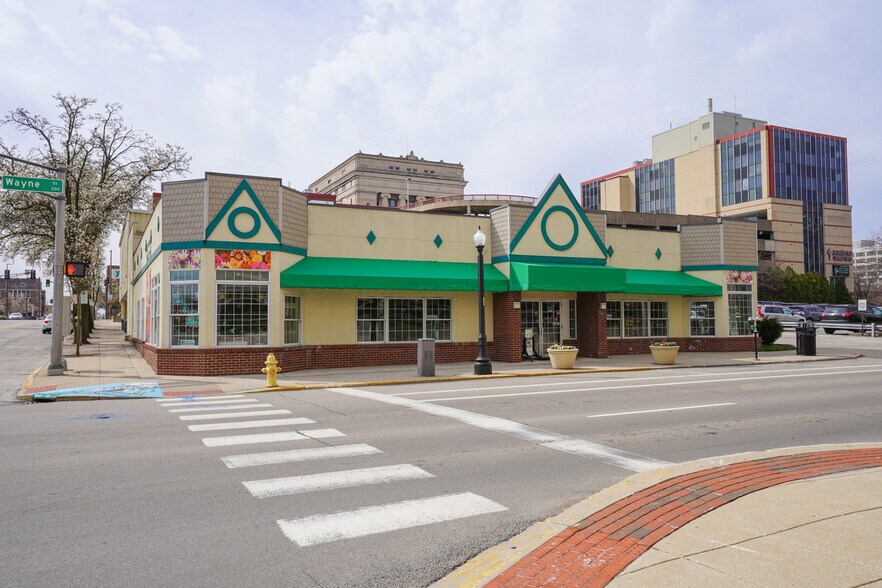 236 E Wayne St, Fort Wayne, IN à vendre - Photo du bâtiment - Image 2 de 8