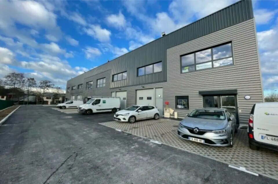 Industrial in Aubergenville for lease Building Photo- Image 1 of 5