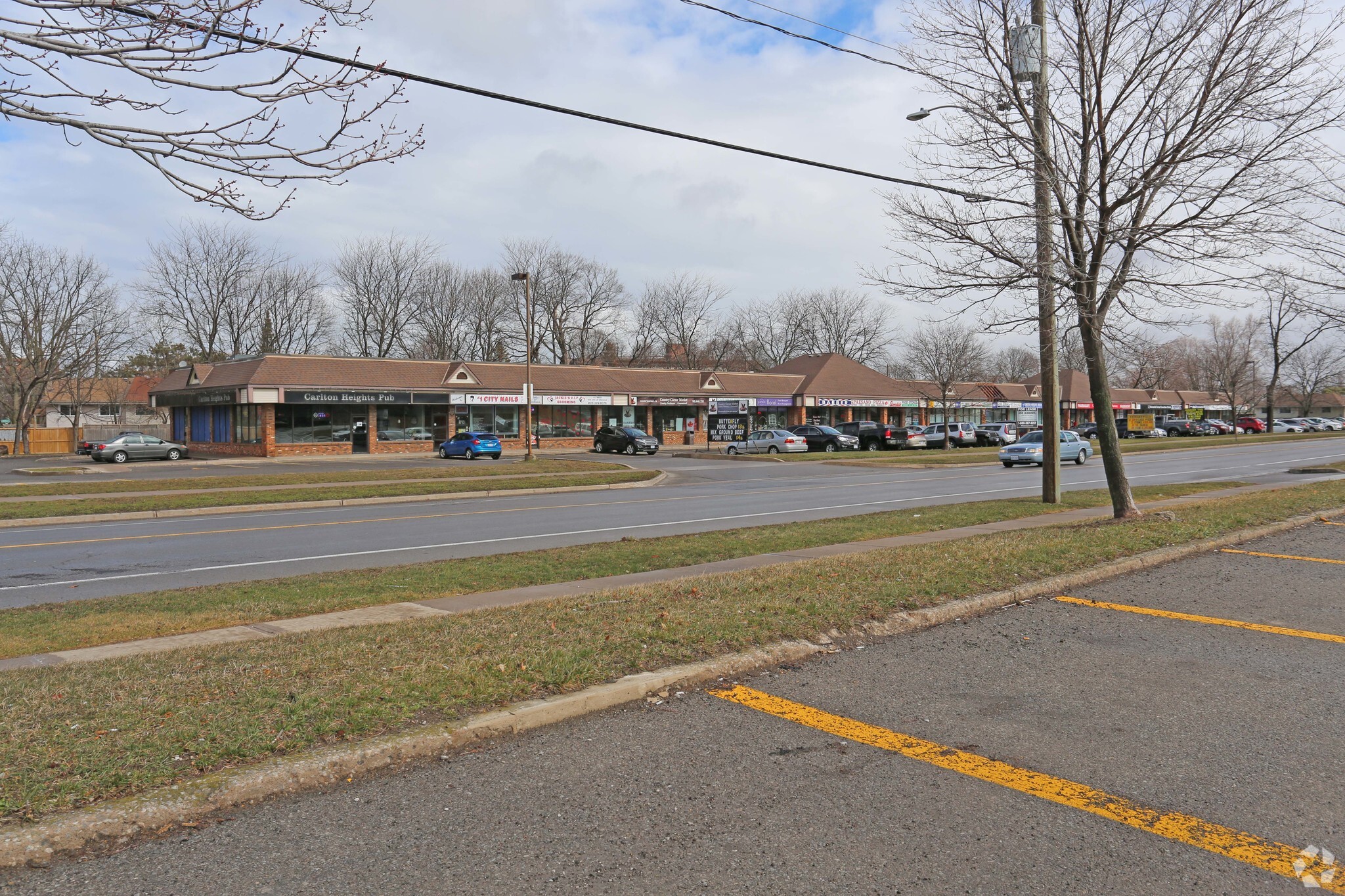 595 Carlton St, St Catharines, ON à vendre Photo du bâtiment- Image 1 de 1