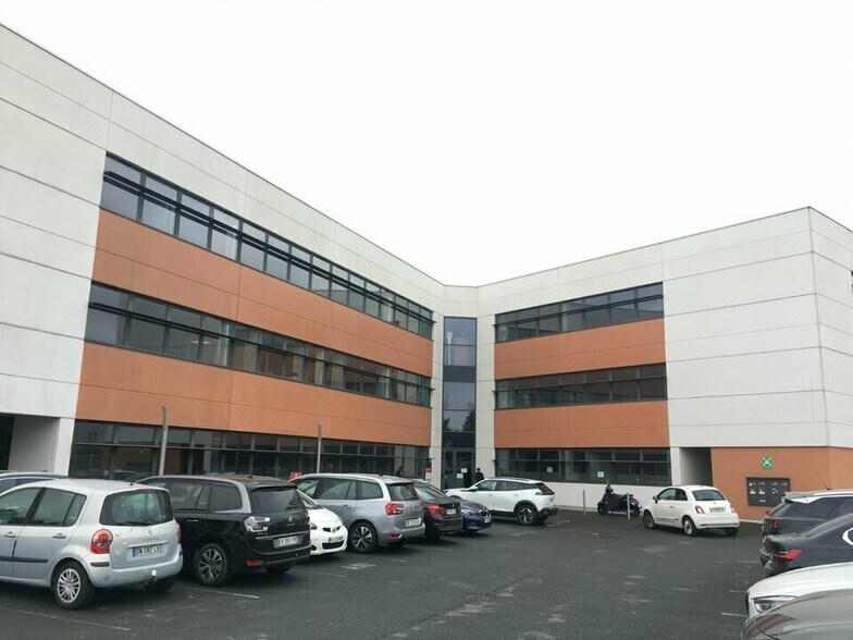 Office in Villenave-d'Ornon for lease - Building Photo - Image 2 of 5