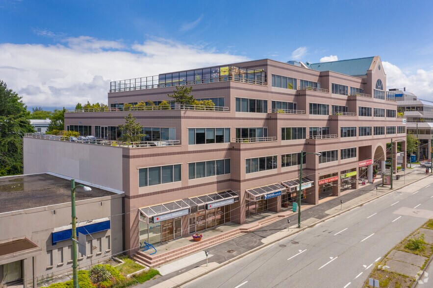 2025 W Broadway, Vancouver, BC à louer - Photo du bâtiment - Image 1 de 6