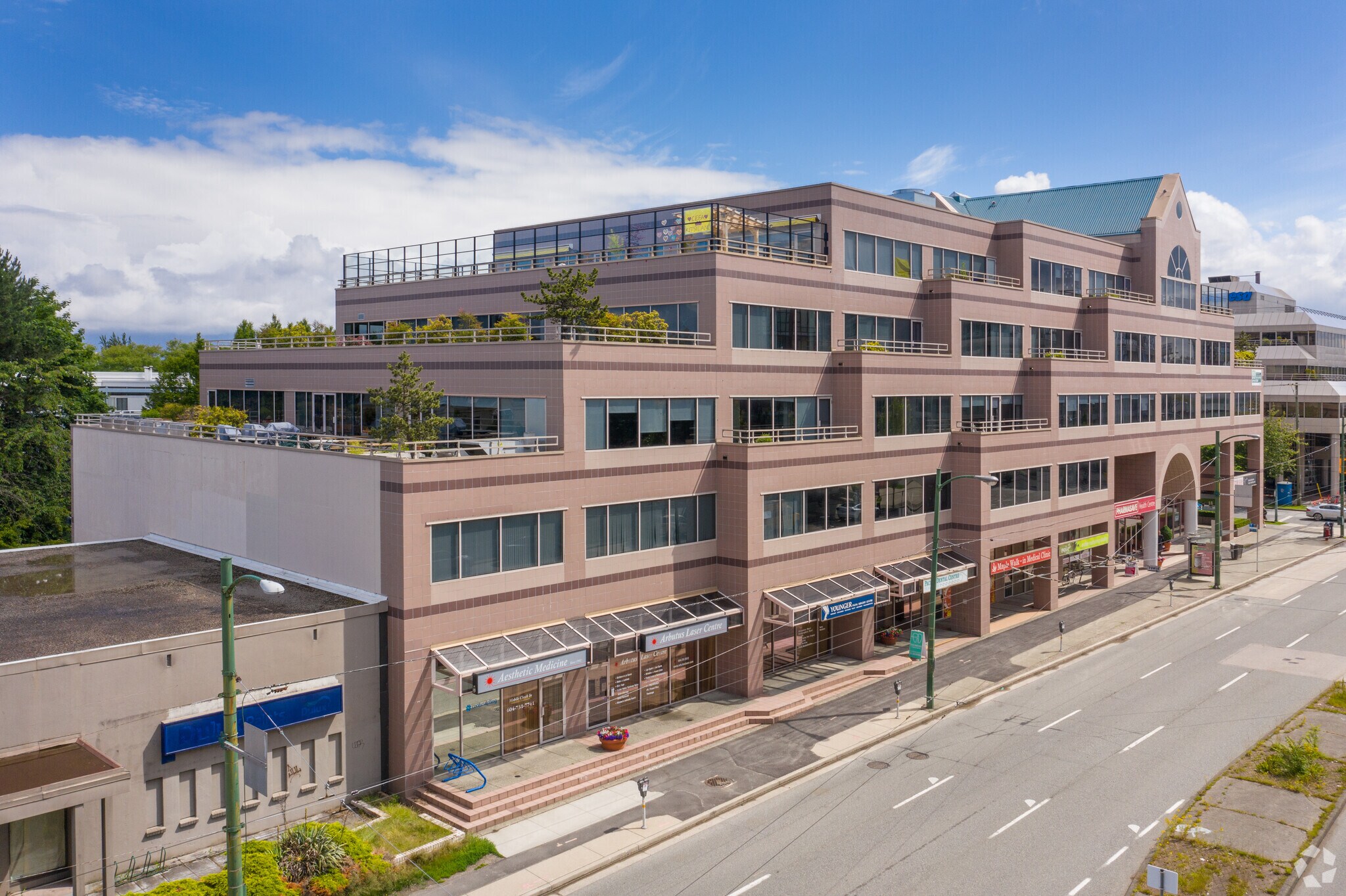 2025 W Broadway, Vancouver, BC à louer Photo du bâtiment- Image 1 de 7