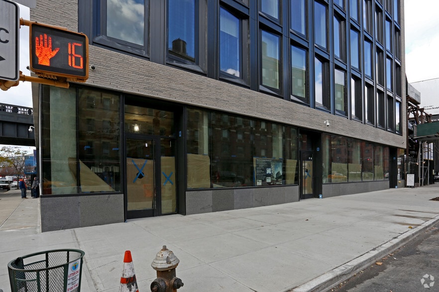 155 10th Ave, New York, NY for lease - Building Photo - Image 2 of 9