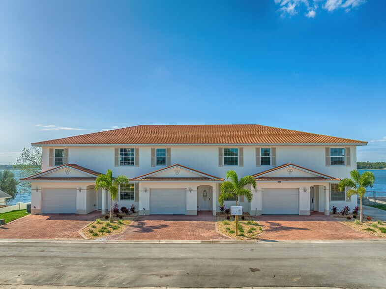 1900 Oasis Blvd Oasis Blvd., Sebring, FL à vendre - Photo du bâtiment - Image 2 de 22