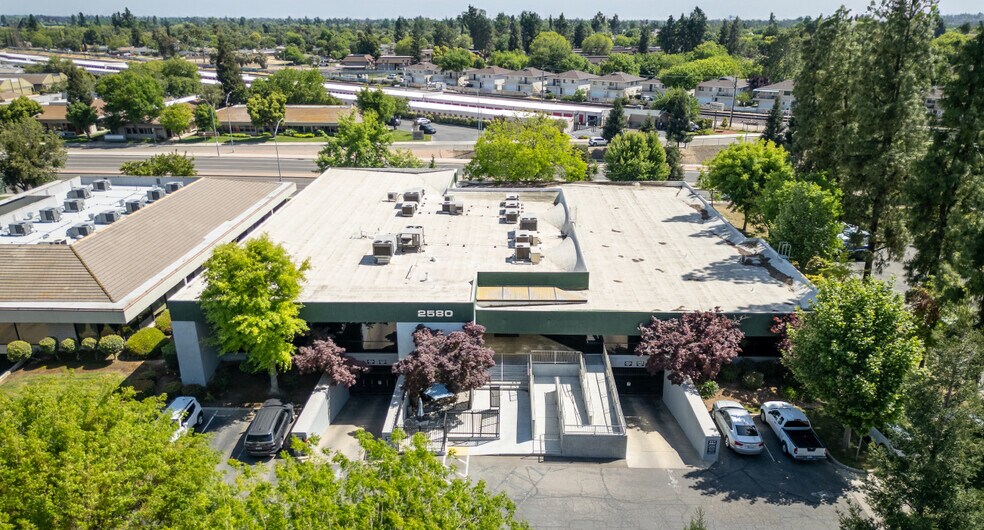 2580 W Shaw Ln, Fresno, CA à vendre - Photo du bâtiment - Image 3 de 12