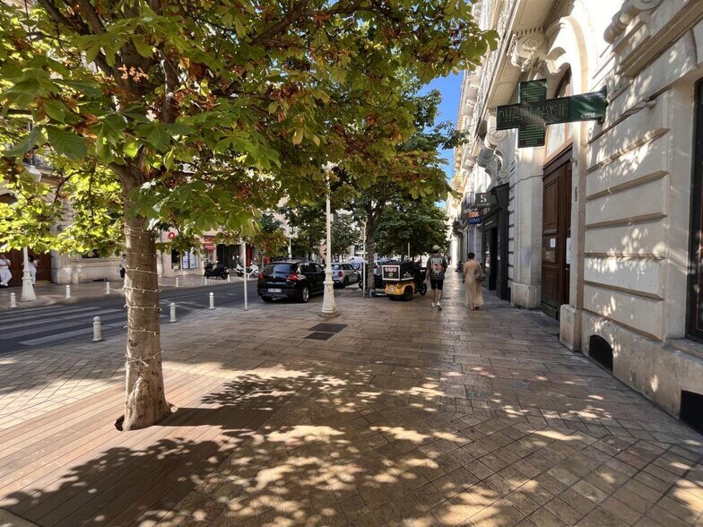 Commerce de détail dans Toulon à vendre - Photo du bâtiment - Image 2 de 2