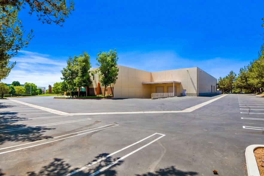 705 Challenger St, Brea, CA for lease - Building Photo - Image 3 of 6