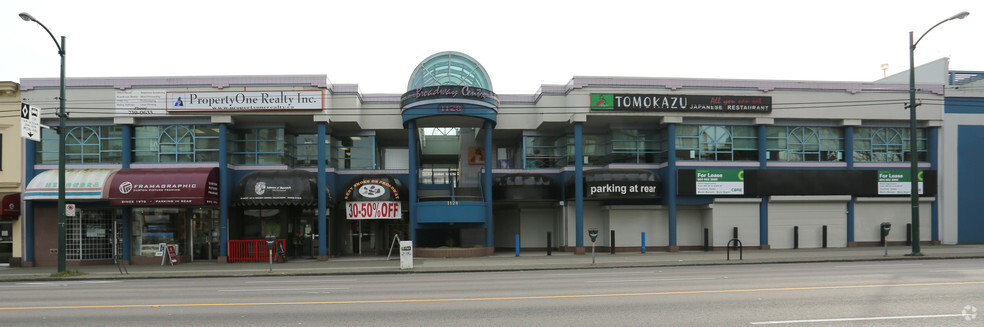 1128 W Broadway, Vancouver, BC à louer - Photo du bâtiment - Image 3 de 23