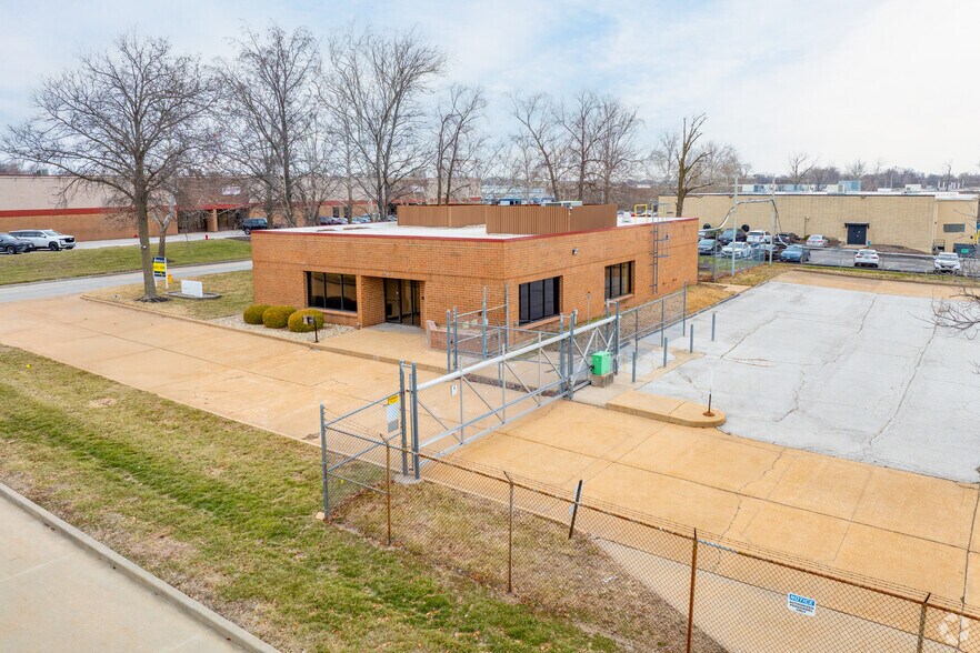 2646 Metro Blvd, Maryland Heights, MO à louer - Photo du bâtiment - Image 3 de 27