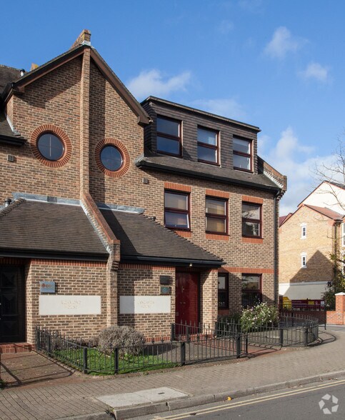 11 Churchfield Rd, Walton On Thames à louer - Photo du bâtiment - Image 3 de 8