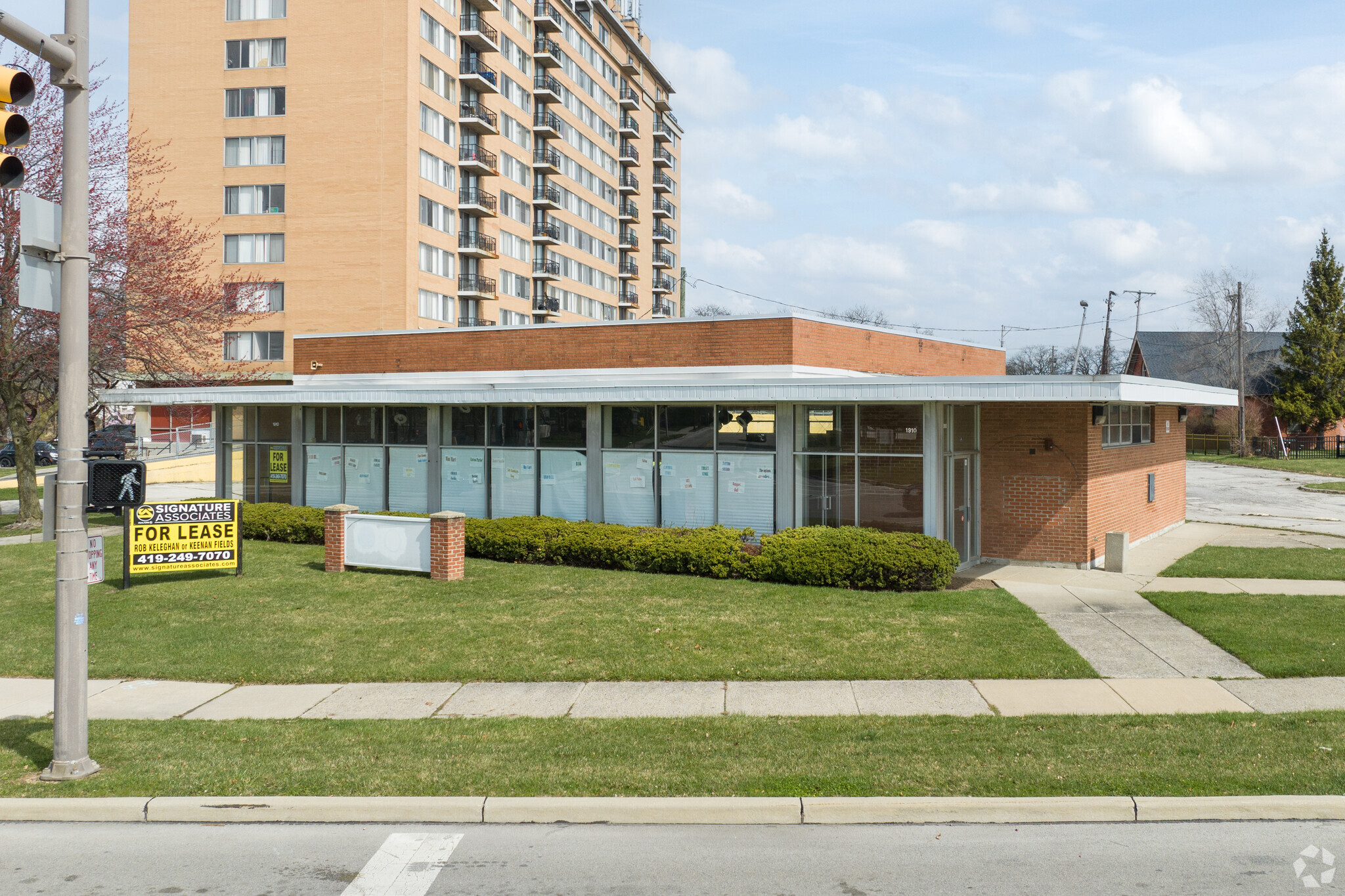 1910 Collingwood Blvd, Toledo, OH for lease Primary Photo- Image 1 of 7