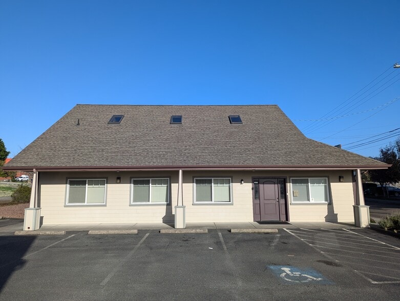 616 Hemlock St, Brookings, OR à vendre - Photo du bâtiment - Image 3 de 20