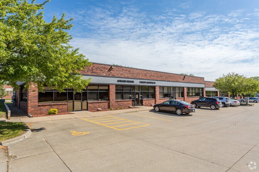 3070-3098 104th St, Urbandale, IA à louer - Photo du bâtiment - Image 2 de 7