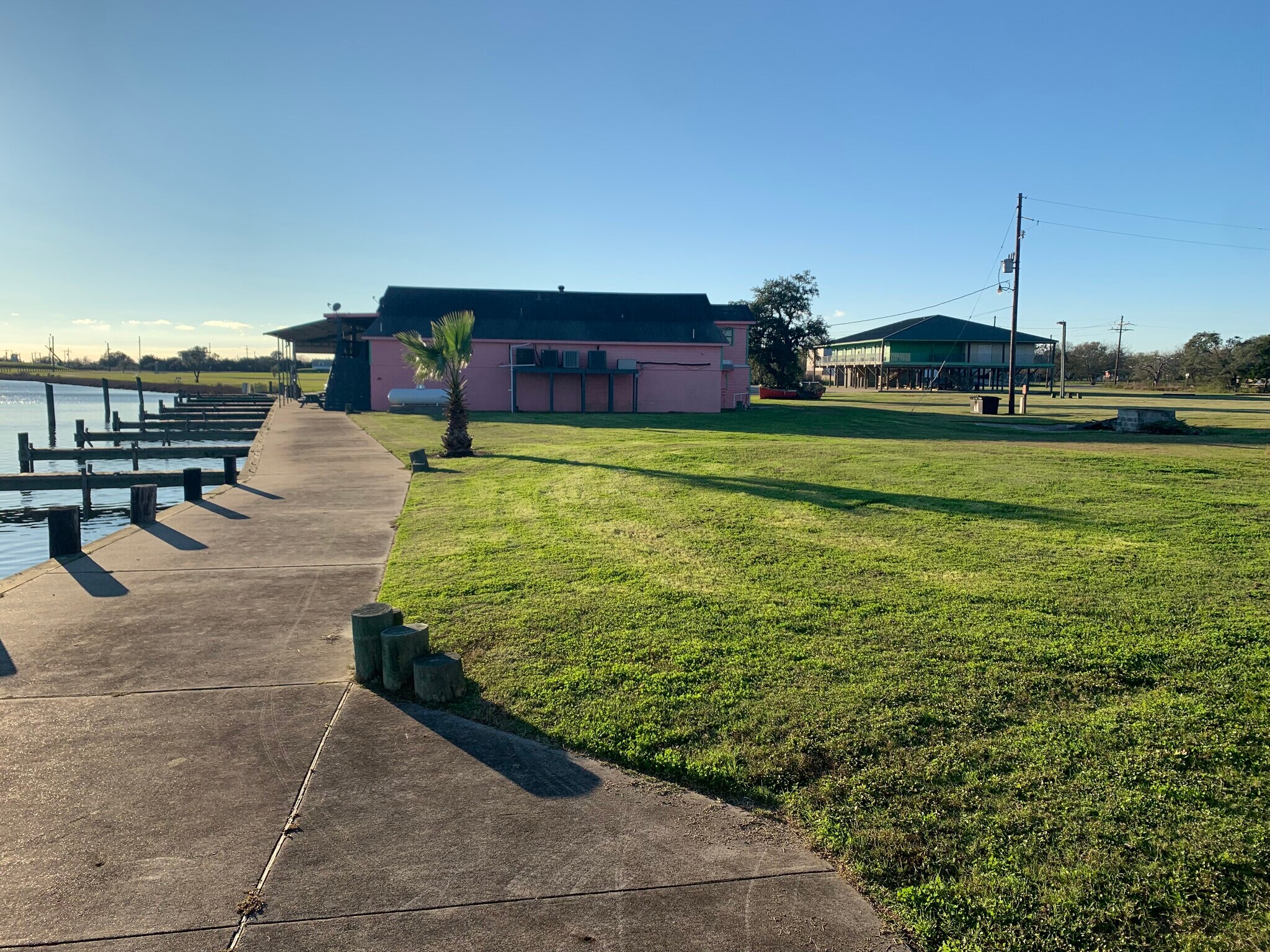 220 W Bayshore Rd, Anahuac, TX for sale Primary Photo- Image 1 of 15