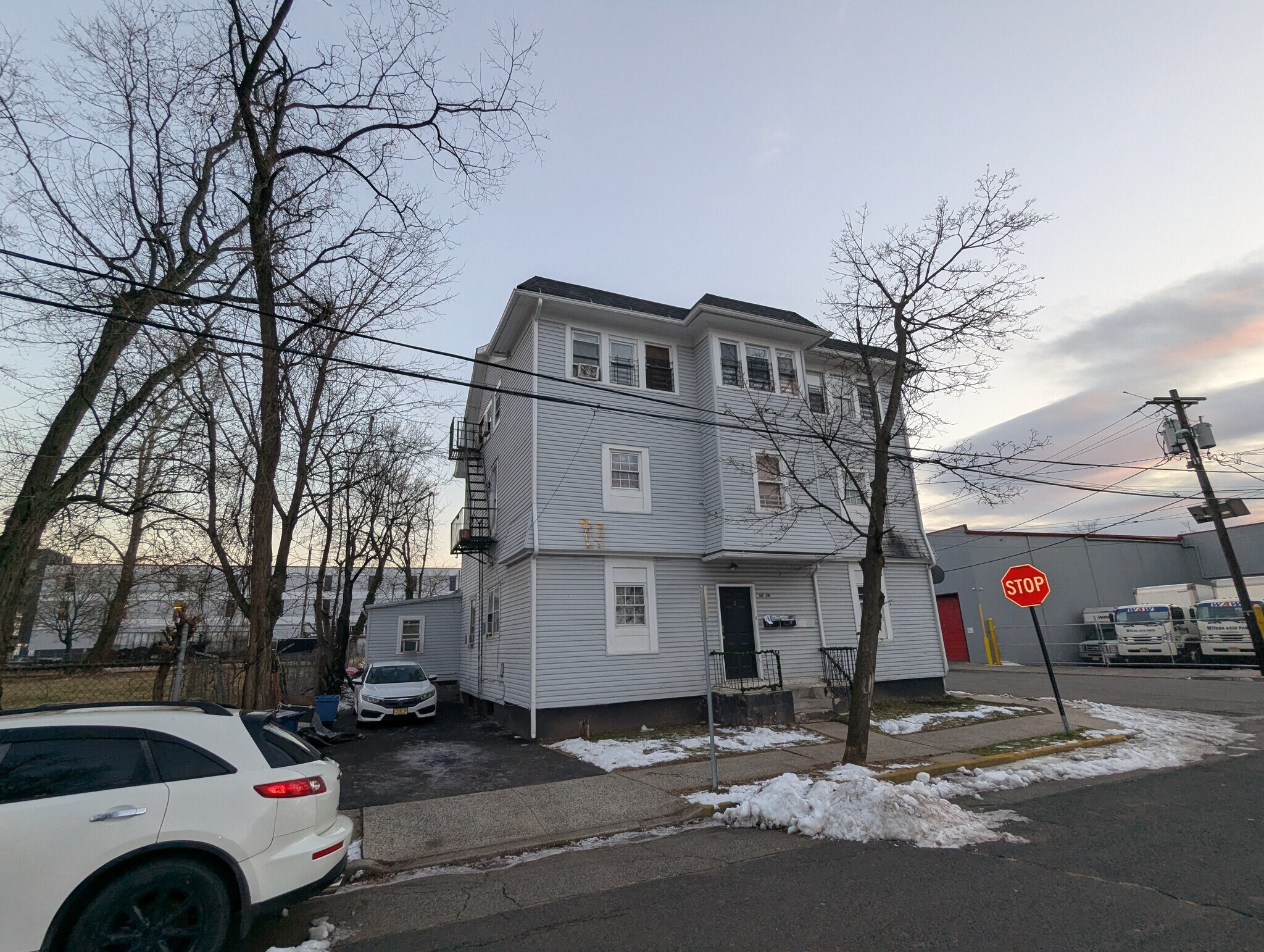 16 Unit Portfolio portefeuille de 3 propriétés à vendre sur LoopNet.ca Photo du bâtiment- Image 1 de 21