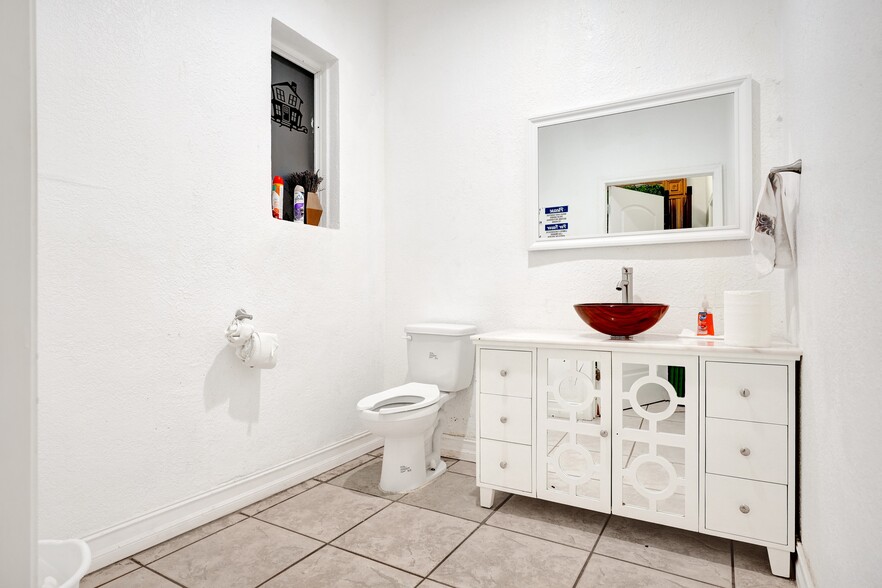 161 W Mowry Dr, Homestead, FL for lease - Interior Photo - Image 2 of 11
