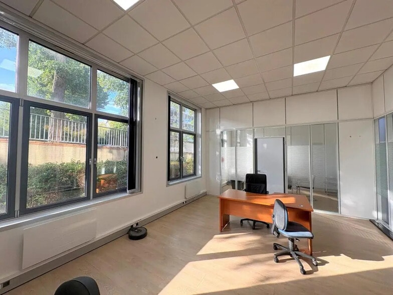 Office in Saint-Germain-en-Laye for lease - Interior Photo - Image 2 of 6