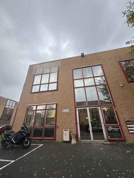 Office in Saint-Denis for lease - Building Photo - Image 1 of 4