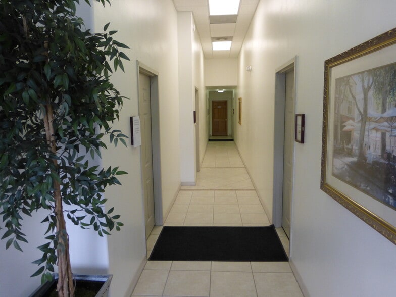 3021-3027 Manatee Ave W, Bradenton, FL à louer - Photo du bâtiment - Image 2 de 6