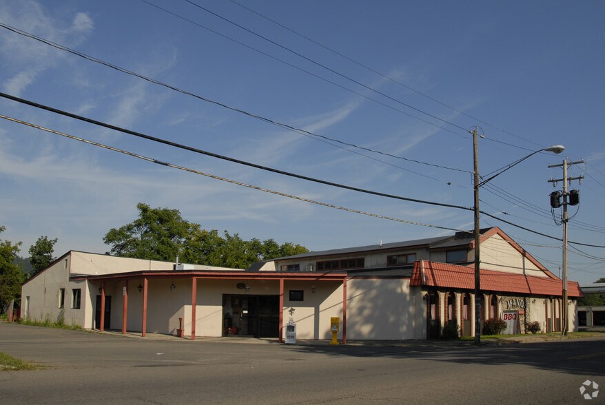 2048 College Ave, Elmira Heights, NY à vendre - Photo principale - Image 1 de 56