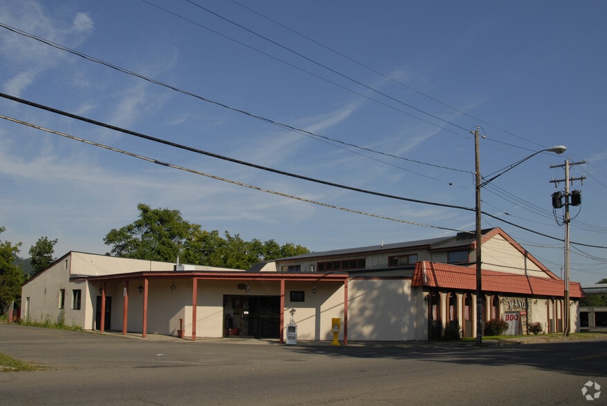 2048 College Ave, Elmira Heights, NY for sale - Primary Photo - Image 1 of 56
