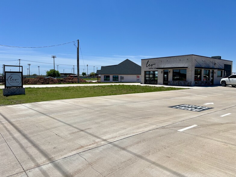 687 A St, Elgin, OK à vendre - Photo du bâtiment - Image 3 de 5