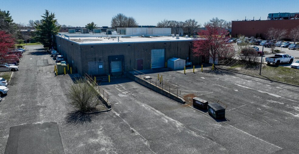 320 Oser Ave, Hauppauge, NY à vendre - Photo du bâtiment - Image 2 de 10